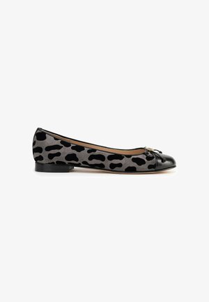 Ballet flat in vernice nera e camoscio grigio con motivo a stampa leopardata, punta arrotondata e tacco piccolo. Fiocco decorativo con accento hardware.