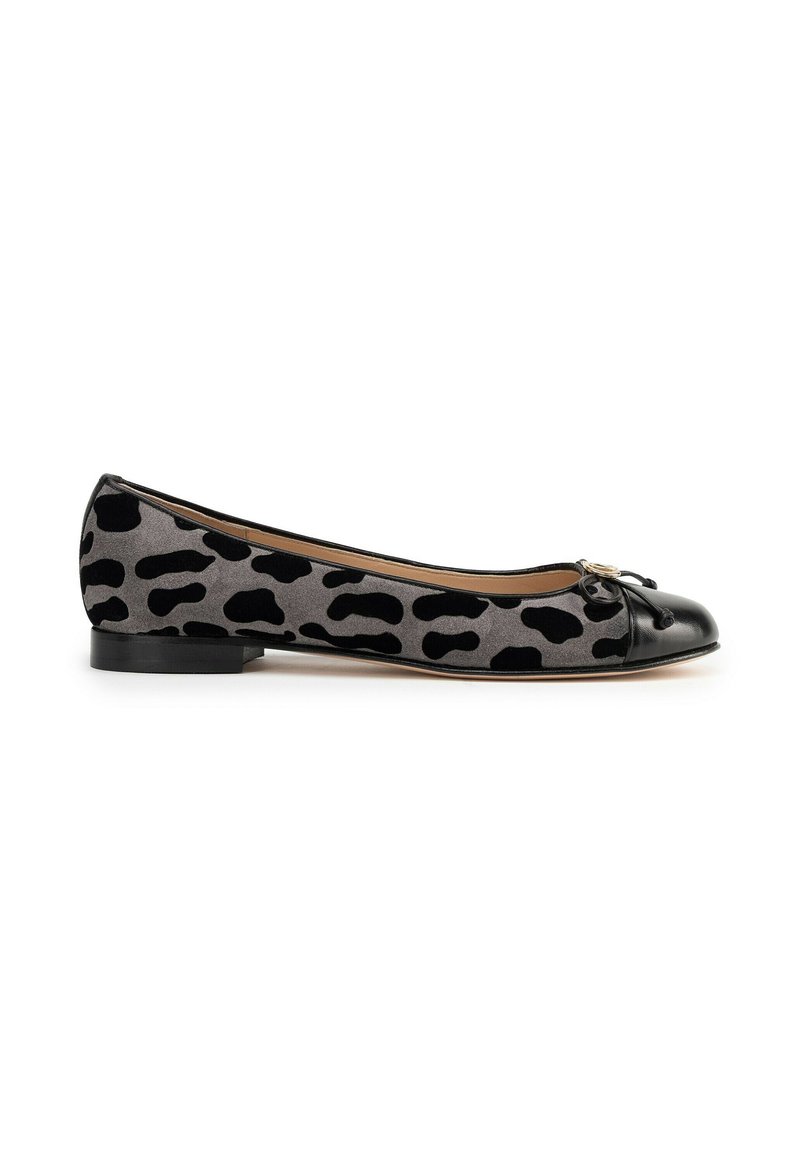 Ballet flat in vernice nera e camoscio grigio con motivo a stampa leopardata, punta arrotondata e tacco piccolo. Fiocco decorativo con accento hardware.
