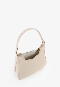 Borsa a mano in pelle beige con finitura texture, parte superiore curva e chiusure a zip in tonalità oro; contiene una tasca interna con zip.