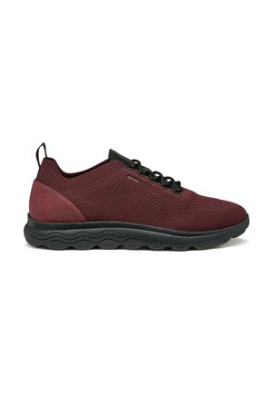 Zapatillas deportivas burdeos con parte superior de tejido transpirable, detalles en negro, suela flexible y talón moldeado para mayor soporte y comodidad.