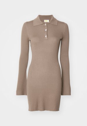 Rochie polo din tricot în culoare maronie deschisă, cu textură ribbed, mâneci lungi și închidere cu trei nasturi la guler. Finisaj din țesătură netedă.