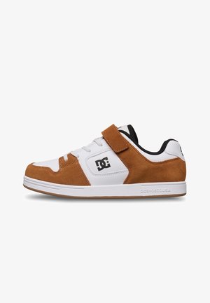 Sneaker z białą syntetyczną cholewką i brązowymi zamszowymi akcentami. Posiada pasek na rzep, okrągły nosek oraz beżową gumową podeszwę. Widoczne logo DC.