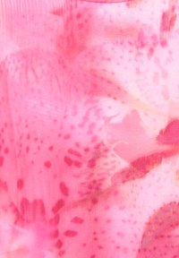 Růžová látka s akvarelovým vzorem, obsahující různé odstíny růžové a jemné tmavší skvrny, hladká textura a lehký design.