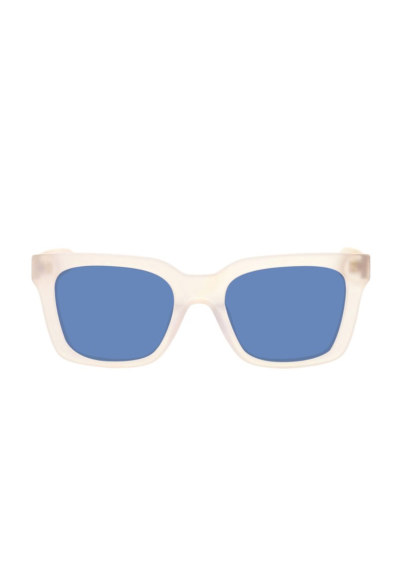 Occhiali da sole con montatura trasparente e lenti blu, caratterizzati da un design quadrato e braccia spesse. La montatura ha una texture liscia e opaca.