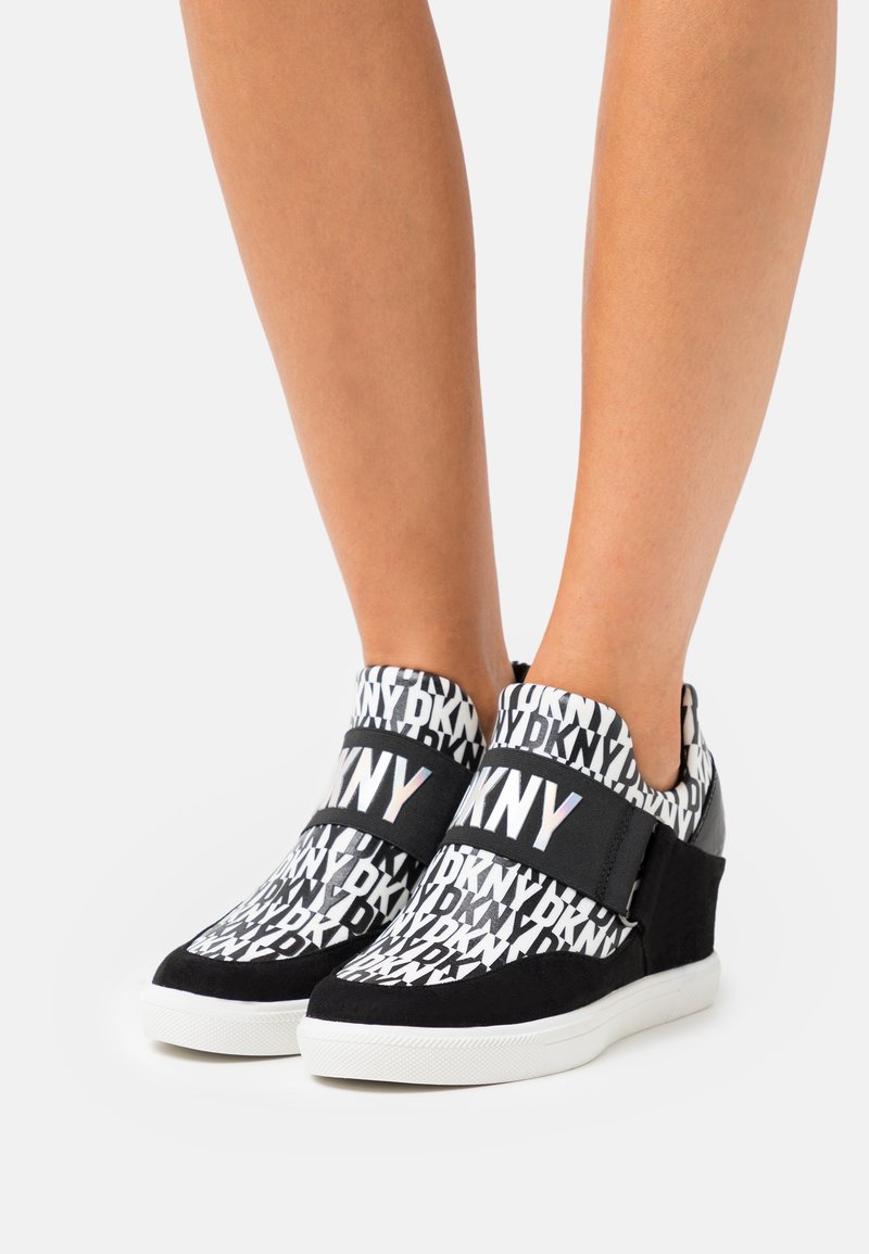 DKNY COSMOS WEDGE Baskets basses black/white/noir ZALANDO.BE