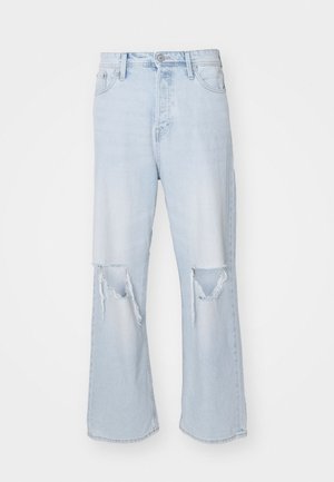 Lys blå denimjeans med avslappet passform, med slitte kneåpninger og knappelukking, myk tekstur og lett franje i kantene.