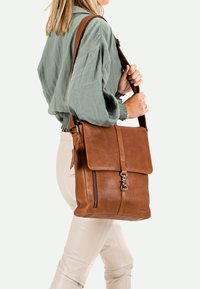 Burkely FUNDAMENTALS ANTIQUE AVERY - Sac bandoulière - cognac