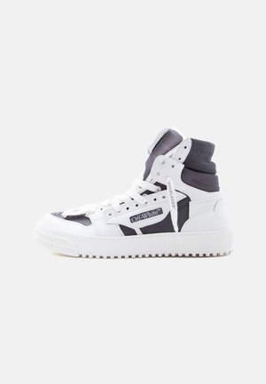 Zapatilla de caña alta blanca y gris con cordones, logo "Off-White" en el lateral, collar acolchado en el tobillo y suela de goma texturizada.