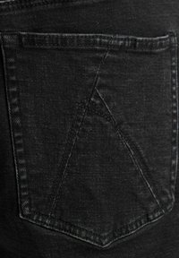 Los jeans de mezclilla negra presentan un bolsillo trasero con un diseño triangular y costuras en contraste. La textura es suave con un ligero brillo.