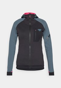 Schwarze und graue Jacke mit Reißverschluss, Kapuze und tailliertem Design. Verfügt über eine Brusttasche auf der Vorderseite und pinke Akzente am Ausschnitt und an den Bündchen.