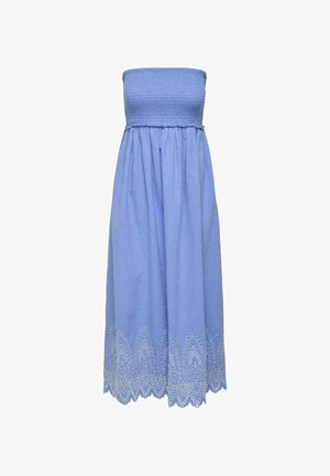 Strapless blauwe jurk met gesmokte bodice, vloeiende rok en geborduurde oogjesafwerking aan de zoom, met een geschulpte stijl.