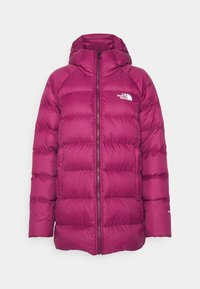 Veste matelassée à capuche magenta avec quilting horizontal, fermeture éclair frontale et logo blanc "The North Face" sur la poitrine.