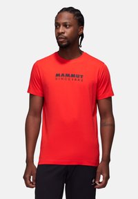Rød kortærmet t-shirt lavet af blødt stof, med et sort "Mammut Since 1862" logo i midten og rund halsudskæring.