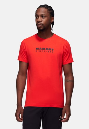 Rotes T-Shirt mit kurzen Ärmeln aus weichem Material, das vorne ein schwarzes "Mammut Since 1862"-Logo und einen Rundhalsausschnitt aufweist.