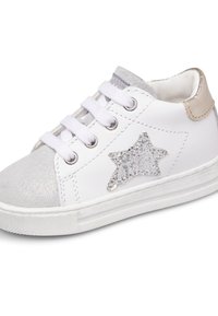 Sneaker bianca con applicazione di stella in glitter argento, punta grigia e dettaglio lucido argentato sul tallone. Caratterizzata da lacci bianchi e suola in gomma.