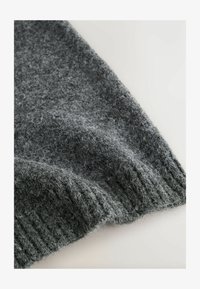 Sélectionné, charcoal grey