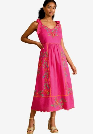 Rosa Kleid mit gewelltem Ausschnitt und Schulterrüschen. Verfügt über bunte florale Stickereien und ein ausgestelltes, knöchellanges Design.