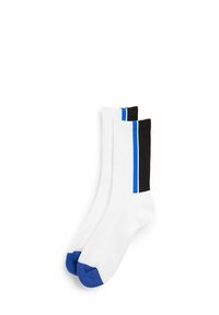 Hvide sokker med blå og sorte ribbede detaljer, der har ensfarvede blå tåspidser og lodrette striber. Stoffet ser blødt og strækbart ud.