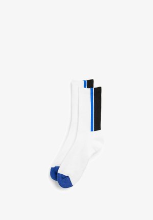 Weiße Socken mit blauen und schwarzen Rippakzenten, ausgestattet mit einfarbigen blauen Zehenkappen und vertikalen Streifen. Der Stoff sieht weich und elastisch aus.