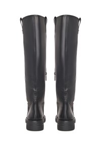 Botas de cuero negras hasta la rodilla con un acabado suave, punta redonda y detalles de tirador. Presentan una suela robusta y un detalle de cremallera en el costado.