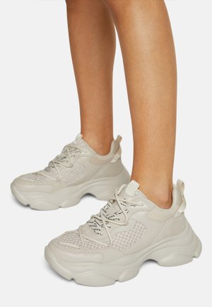Sneaker beige con pannelli in rete e accenti tonali; design della suola chunky; punta rotonda; colletto imbottito; lacci con dettagli neri per maggiore stabilità.
