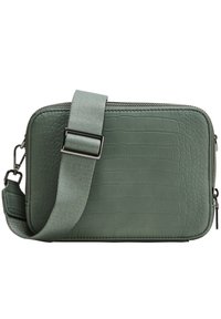 Borsa sintetica verde con motivo a coccodrillo, di forma rettangolare, con chiusura a zip e tracolla in tessuto regolabile, caratterizzata da una superficie liscia.