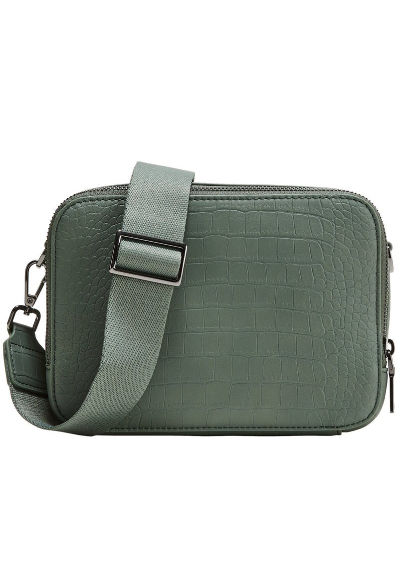 Borsa sintetica verde con motivo a coccodrillo, di forma rettangolare, con chiusura a zip e tracolla in tessuto regolabile, caratterizzata da una superficie liscia.
