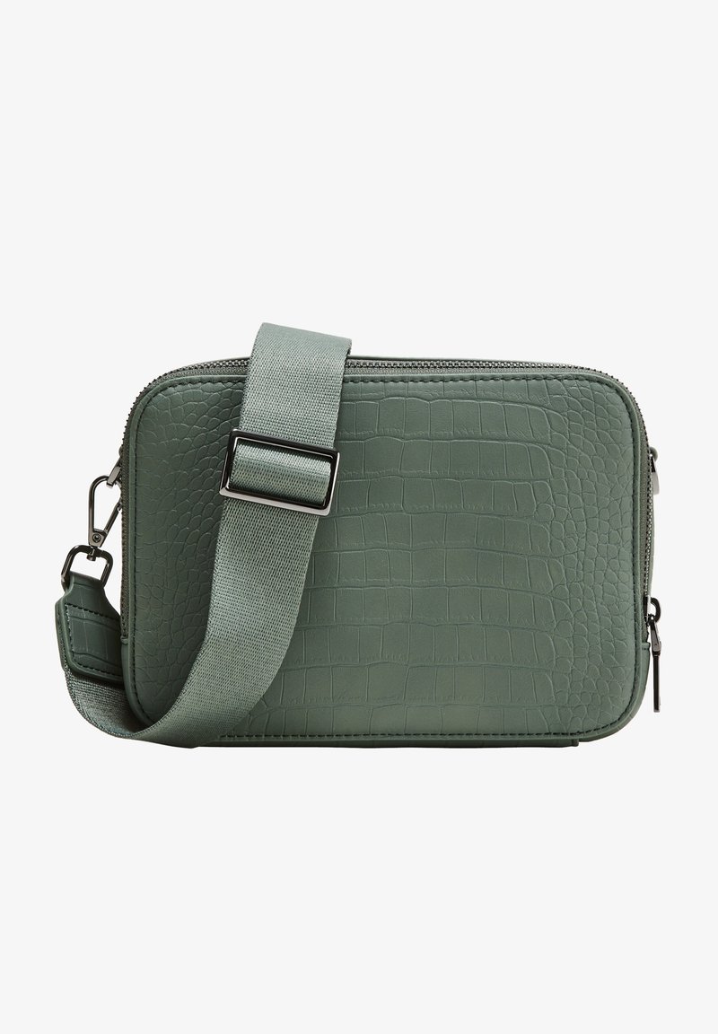 Borsa sintetica verde con motivo a coccodrillo, di forma rettangolare, con chiusura a zip e tracolla in tessuto regolabile, caratterizzata da una superficie liscia.