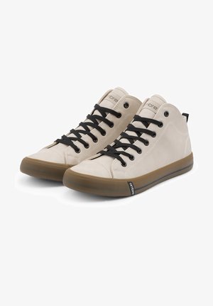 Par de zapatillas altas beige con cordones negros y suelas de goma marrón, con la marca "Ombre" en la lengüeta y etiqueta lateral.