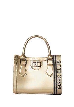 Borsa a mano metallica oro con doppio manico, dettaglio del logo e tracolla a righe con il testo "MARC ELLIS". Texture liscia, forma strutturata.