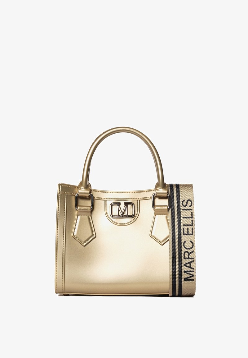Gouden metallic handtas met dubbele handvatten, logo-accent en een gestreepte schouderband met de tekst "MARC ELLIS." Gladde textuur, gestructureerde vorm.