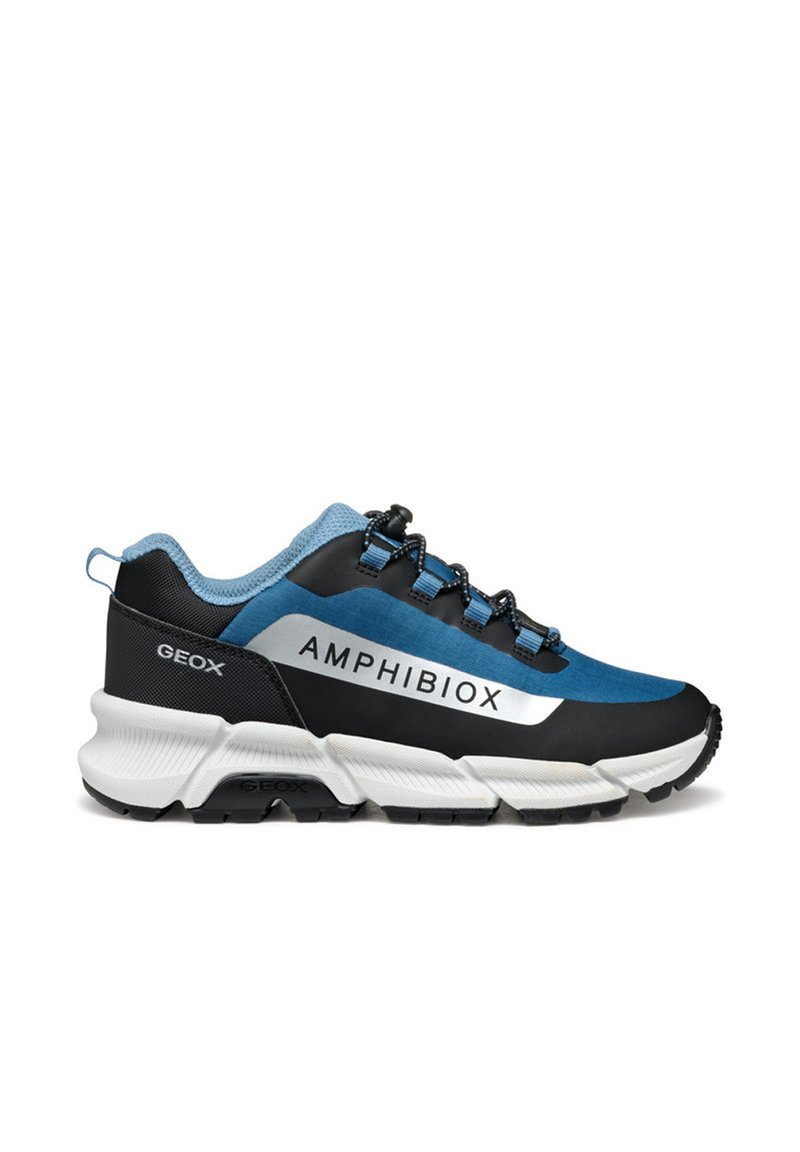 Chaussure de sport avec une combinaison de couleurs noire, bleue et blanche ; présente un logo, un tissu texturé et une semelle durable avec des crampons proéminents pour une meilleure adhérence.