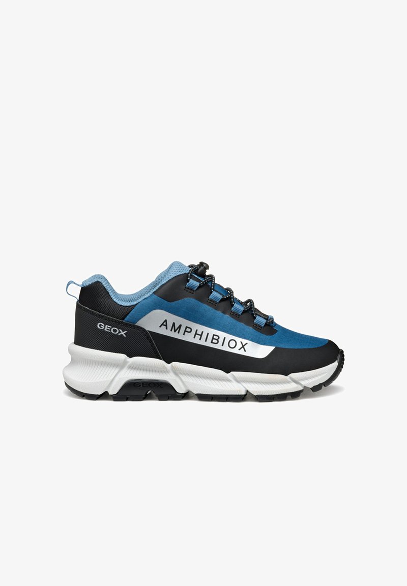 Sportlicher Schuh mit Farbgestaltung in Schwarz, Blau und Weiß; verfügt über ein Logo, strukturierten Stoff und eine langlebige Sohle mit ausgeprägten Profilen für besseren Halt.