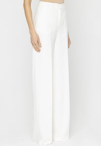 Spodnie o szerokich nogawkach w białym kolorze, charakteryzujące się gładką fakturą, wysokim stanem i klasycznym zapięciem z przodu. Minimalistyczny design z bocznymi kieszeniami.