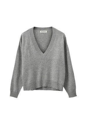 Sivi pleteni pulover s V-izrezom, rebrastim porubom i rukavima, slobodnog kroja i mekanom teksturom. Idealno za ležerno nošenje u hladnijem vremenu.