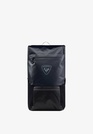 Sac à dos noir imperméable avec finition brillante, doté d'une poche avant zippée, d'un logo au centre et d'une poche latérale en mesh pour bouteilles d'eau.