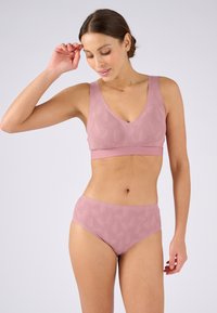 Ensemble de lingerie mauve comprenant un bralette à décolleté en V et un slip assorti avec un motif en relief de feuilles. Le tissu lisse et la bande élastique offrent un confort optimal.