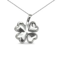 Ciondolo a forma di quadrifoglio in argento su una catena, con superfici lisce e riflettenti e foglie a forma di cuore arrotondate.