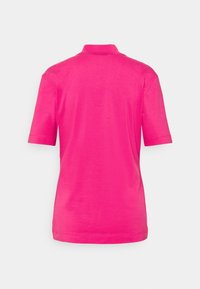 Korte mouwen polo shirt in felroze, gemaakt van zachte katoen, met een klassieke kraag en rechte zoom met minimale stikdetails.