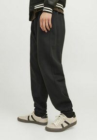 Jack & Jones MIT WEITEM BEIN FIT - Pantaloni sportivi - black