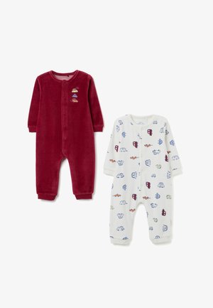 Twee babyrompers, de ene effen donkerrood met kleine auto-geborduurde details, de andere wit met multikleurige autopatronen, beide met lange mouwen en drukknoopsluiting.