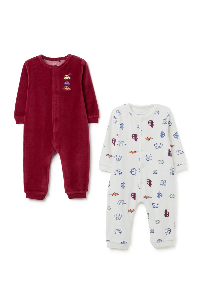 Deux grenouillères pour bébé, l'une rouge foncé uni avec une petite broderie de voiture, l'autre blanche avec des motifs de voitures multicolores, toutes deux à manches longues et à pression sur le devant.