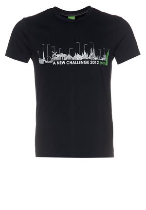 Schwarzes T-Shirt mit weißem Stadt-Skyline-Grafik und dem Text "A NEW CHALLENGE 2012" sowie "BOSS" in Grün auf der Vorderseite in der Mitte.