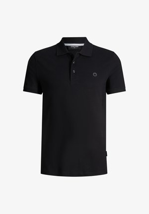 Schwarzes Poloshirt mit kurzen Ärmeln, zwei Knöpfen, einem Kragen und einem kleinen grauen Kreuz-Logo auf der linken Brustseite.