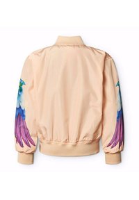 Persikfärgad bomberjacka med elastiska ärmslut, prydd med färgglada papegoja-designs på ärmarna. Slätt, lätt material och ribbad nederkant.