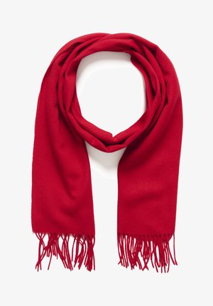 Jasne červený vlnený šál s strapcami, voľne poskladaný do slučky na bielom pozadí.