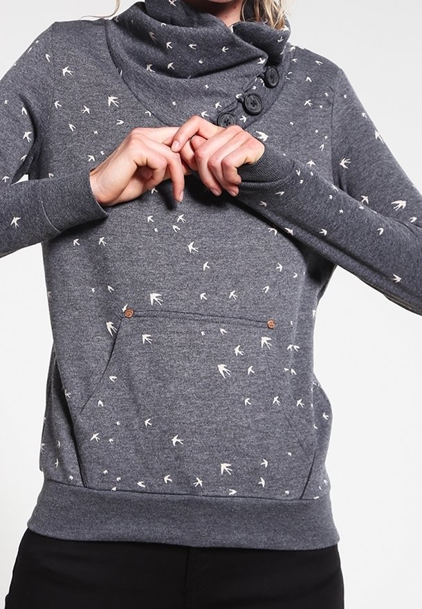 Sweat-shirt gris à col châle en tissu doux, avec des motifs d'oiseaux blancs, des boutons décoratifs et une poche avant à pressions décoratives.