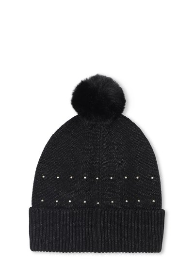 Svart stickad mössa med en texturerad ribbad mudd, prydd med små silverpärlor och en svart syntetisk pälsboll på toppen.