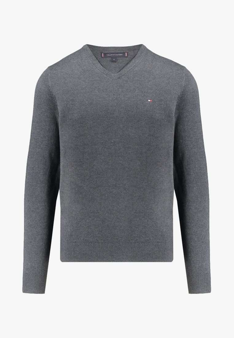 Pull gris col en V pour homme, manches longues, avec un petit logo Tommy Hilfiger sur la poitrine gauche.