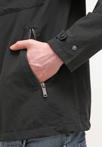 YOURTURN Kevyt takki - black